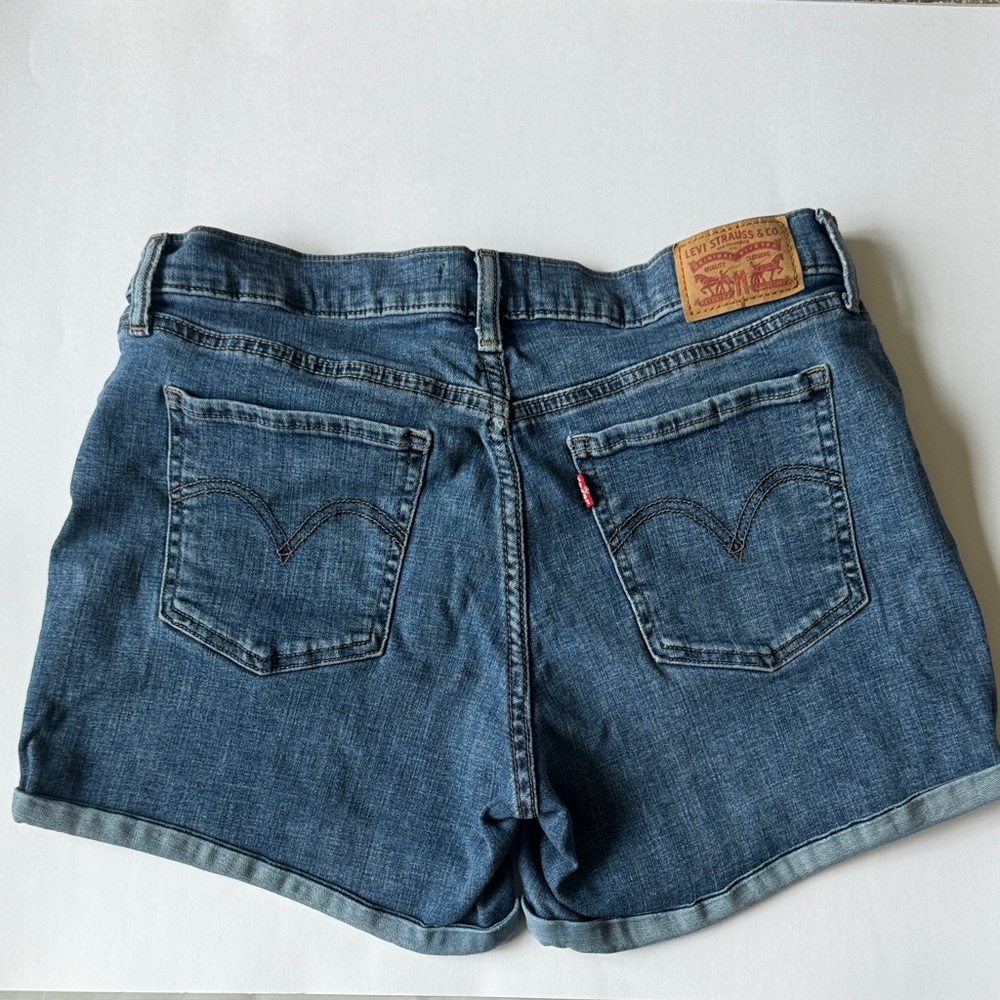 Women’s Levi’s Mid Length Distressed Denim Shorts Size 31 - Picture 2 of 8